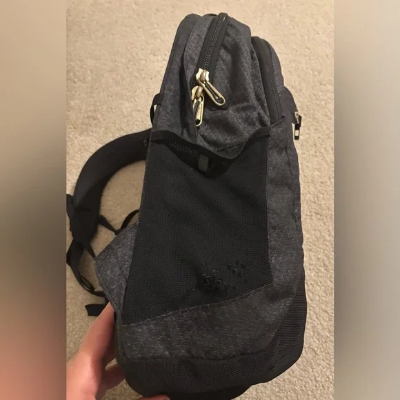 The North Face Charcoal Backpack with Gold Accents , unisex - Picture 7 of 7